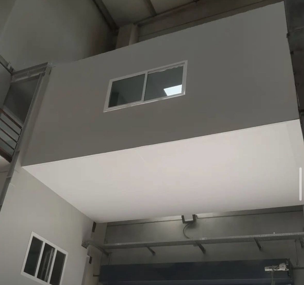 Sanayi yapısı içinde kapalı hacim ve ofis oluşturma işi