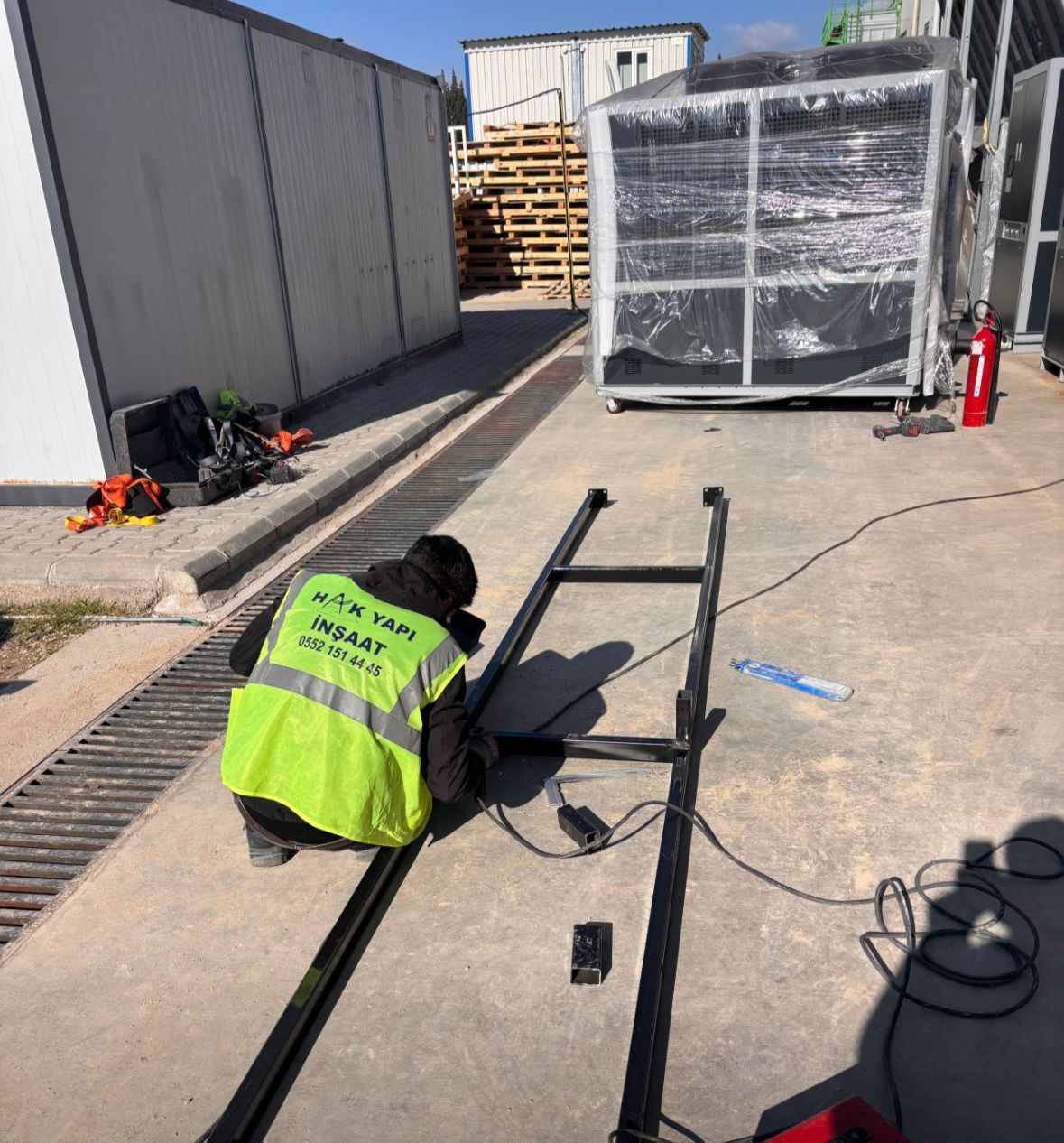 Fabrika sahasında çelik konstrüksiyon ve kaynak çalışması